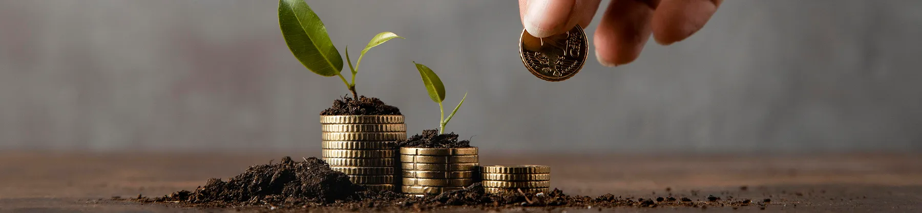 Persona comprando oro como inversión segura con su aguinaldo